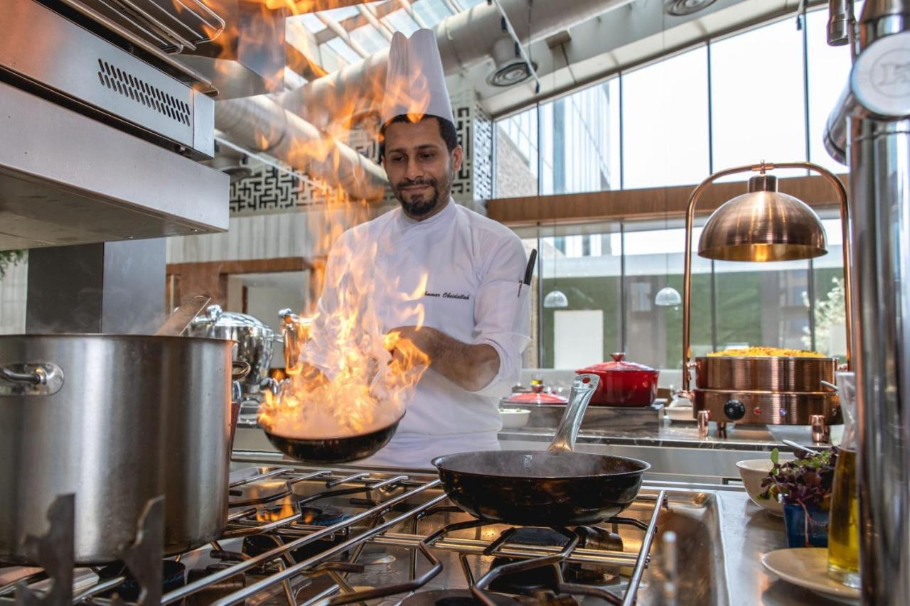 Jeddah Marriott Hotel Madinah Road エクステリア 写真 Chef cooking with a flambé torch