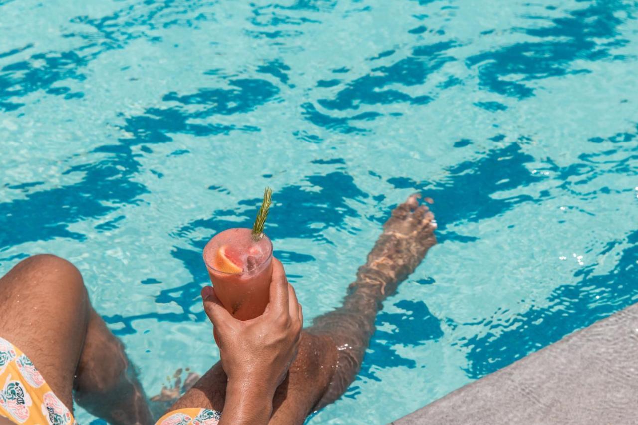 Jeddah Marriott Hotel Madinah Road エクステリア 写真 A woman holding a cocktail in a swimming pool