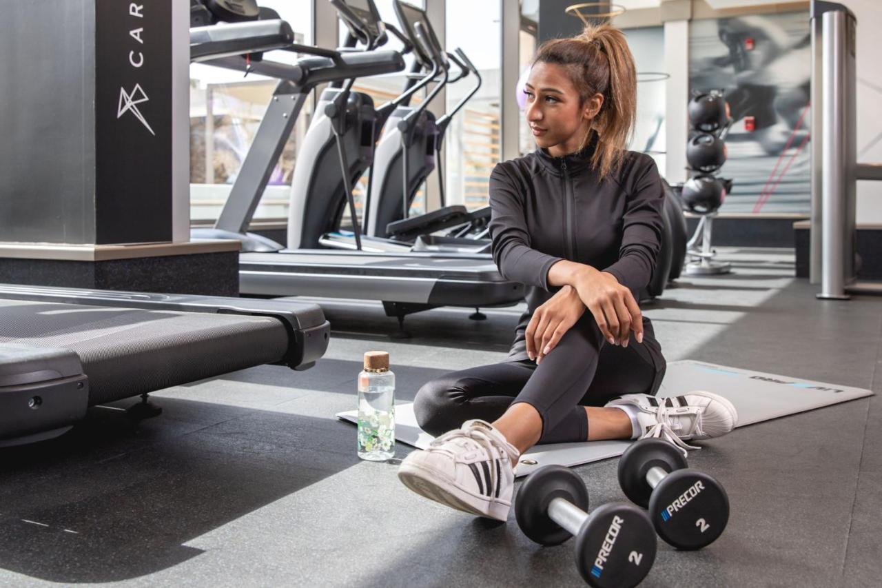 Jeddah Marriott Hotel Madinah Road エクステリア 写真 A woman in a gym