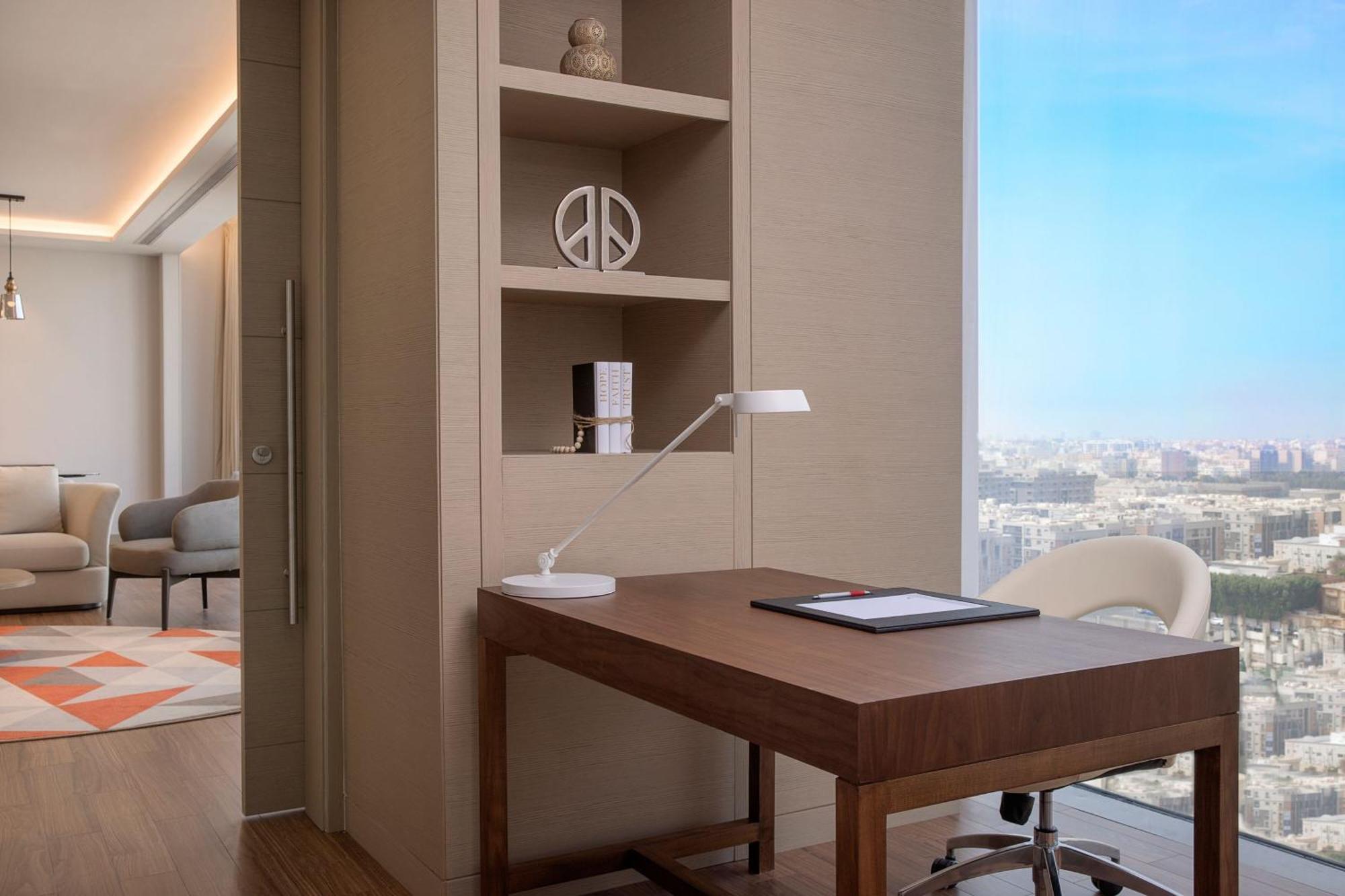 Jeddah Marriott Hotel Madinah Road エクステリア 写真 A work desk in a hotel room