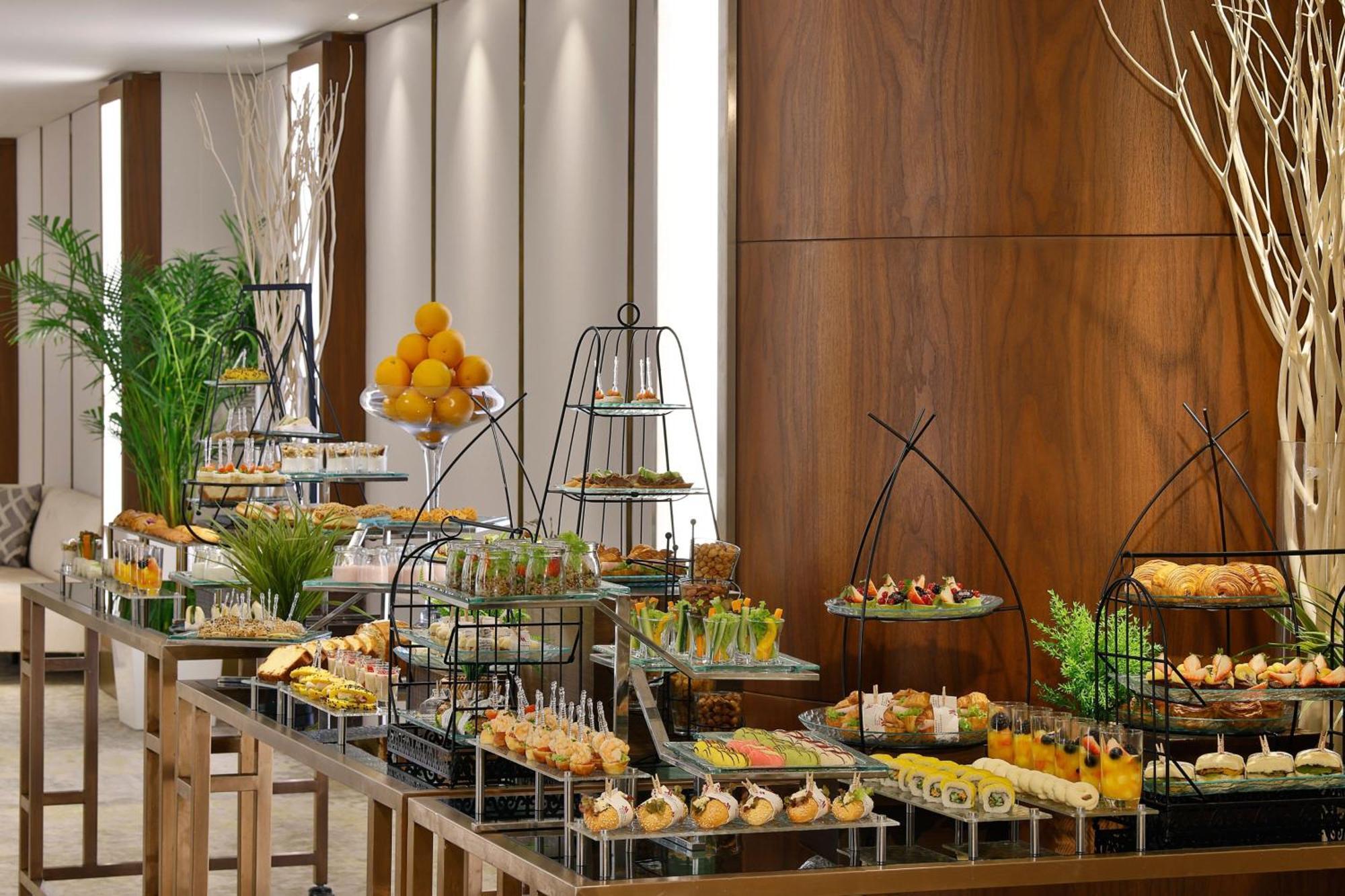 Jeddah Marriott Hotel Madinah Road エクステリア 写真 A buffet at a hotel