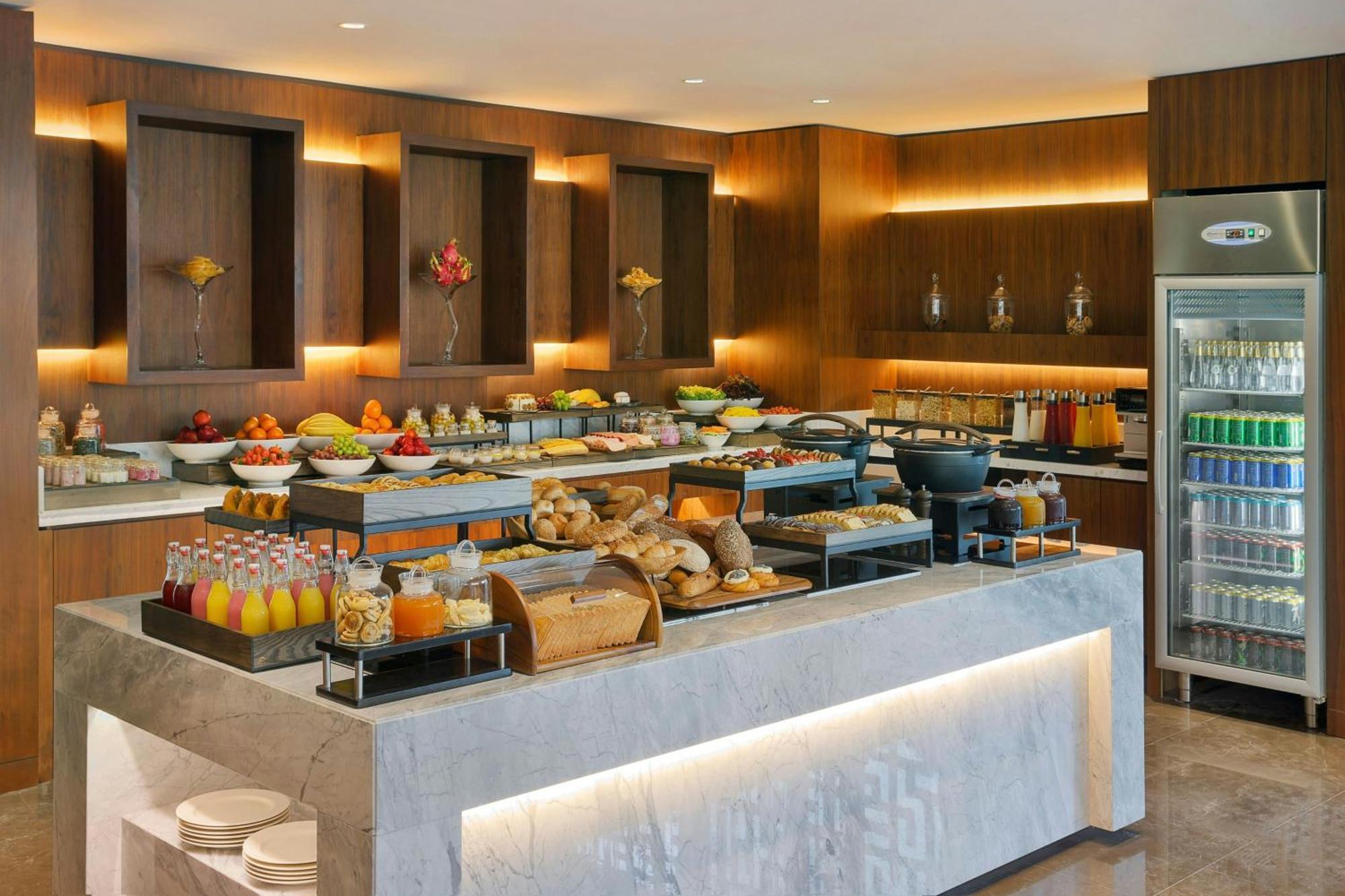 Jeddah Marriott Hotel Madinah Road エクステリア 写真 A buffet at a hotel